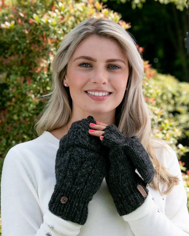 Erin Knitwear - Aran Cable Hunter gloves PK927 | handschoenen van wol