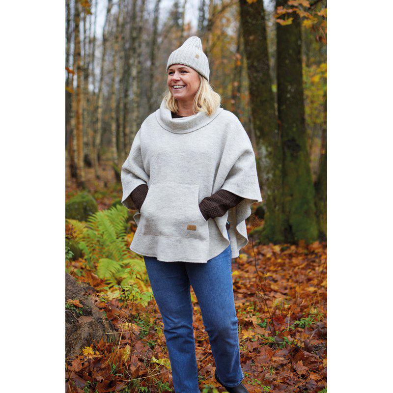 Ivanhoe of Sweden – NLS Humla | Poncho aus ungefärbter Wolle