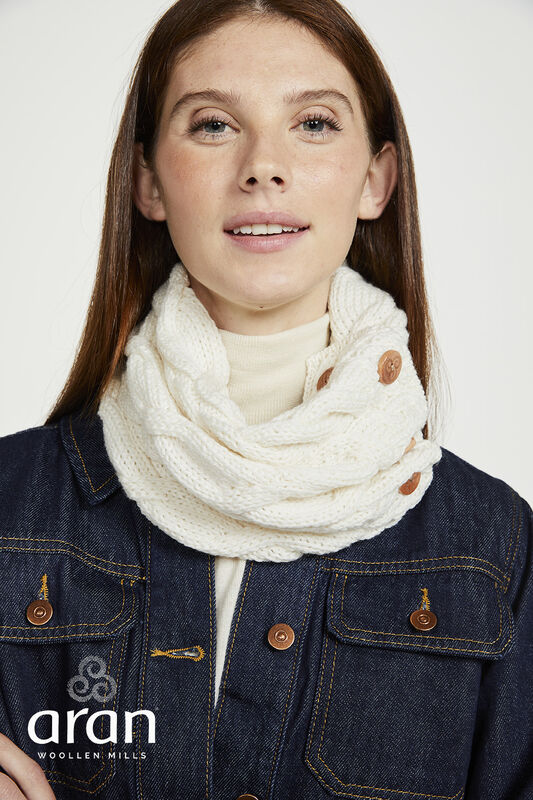 Aran Woollen Mills - B948 | merinowol col met knopen Natural