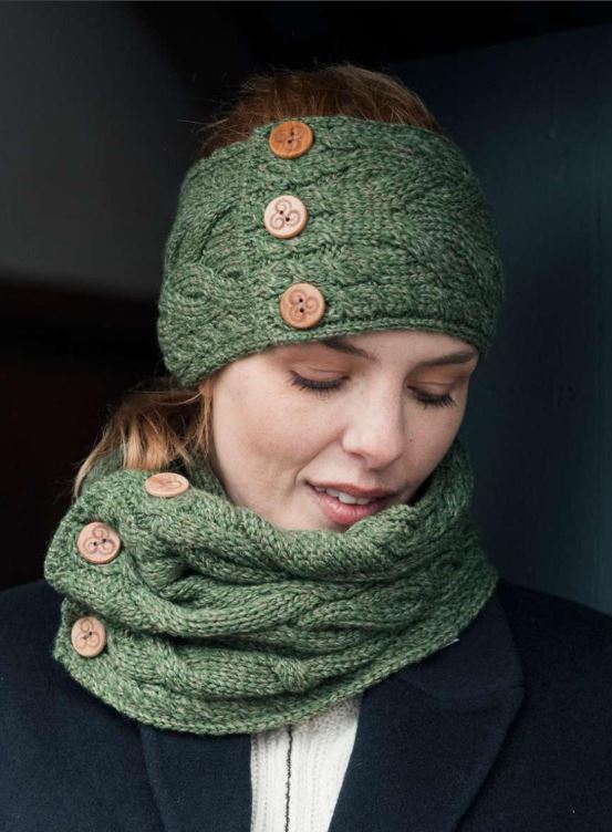 Aran Woollen Mills - B948 | Schlauchschal aus Merinowolle mit Knöpfen