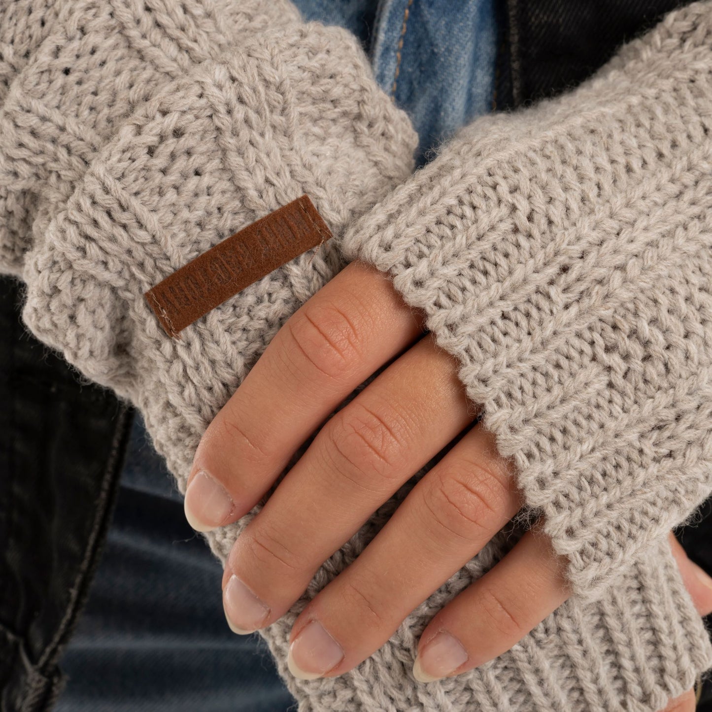 Knit Factory - Nica Armwarmers | gestrickte Pulswärmer
