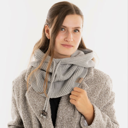 Knit Factory - Evy Colsjaal met capuchon