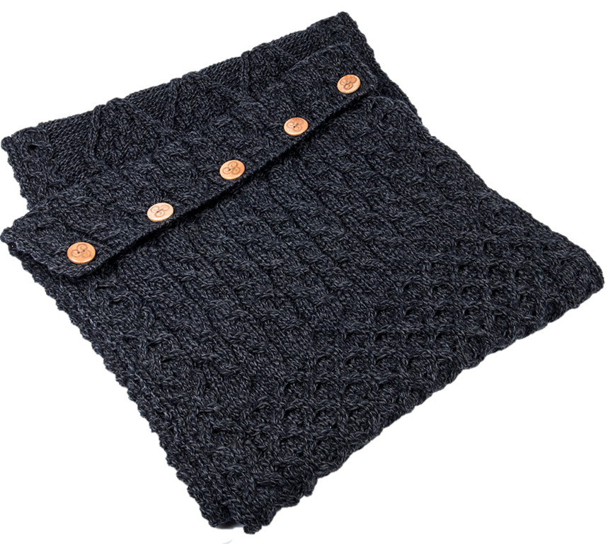 Aran Woollen Mills - A518 | merinowol colsjaal met knopen Charcoal