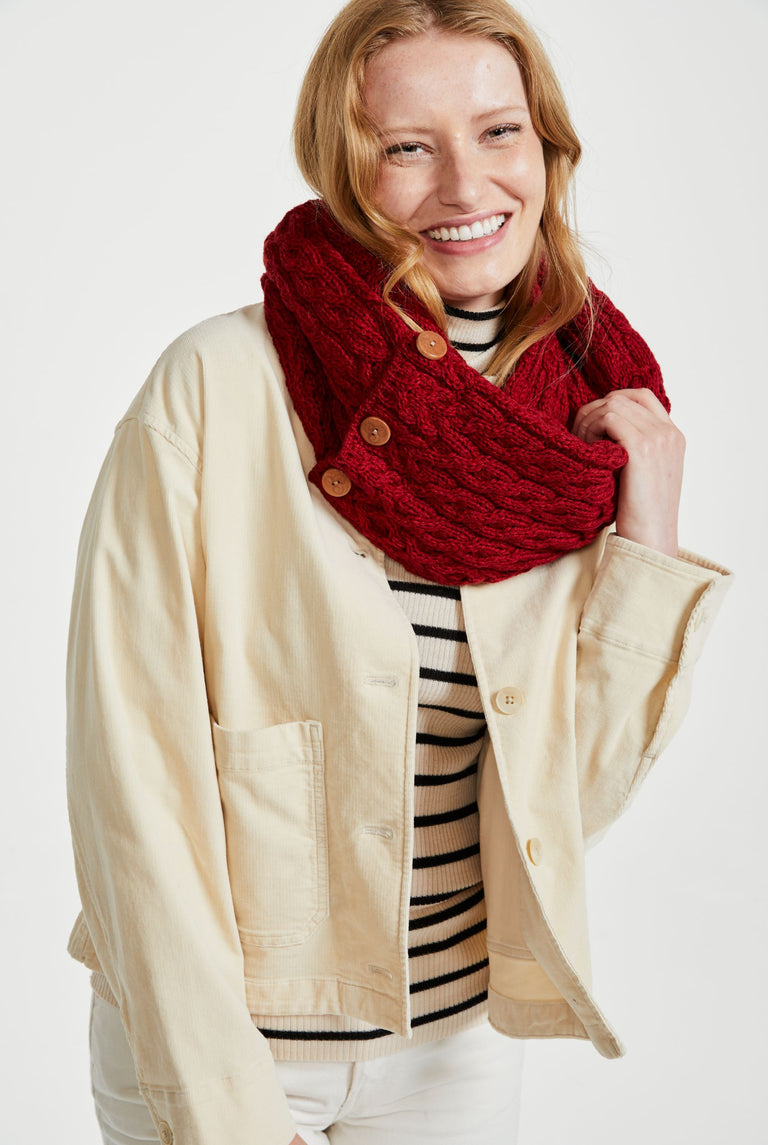 Aran Woollen Mills - A518 | merinowol colsjaal met knopen Rich red