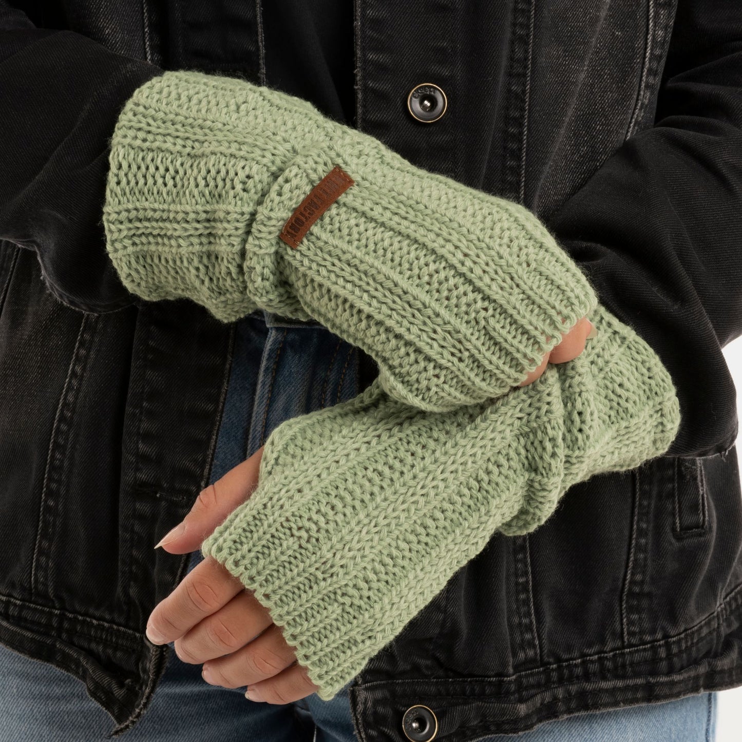 Knit Factory - Nica Armwarmers | gestrickte Pulswärmer