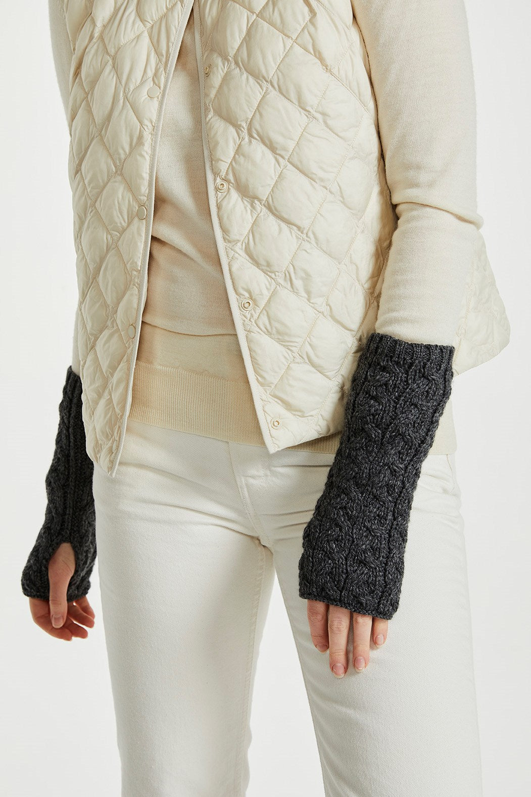 Aran Woollen Mills - B546 wristband | wollen polswarmer Charcoal