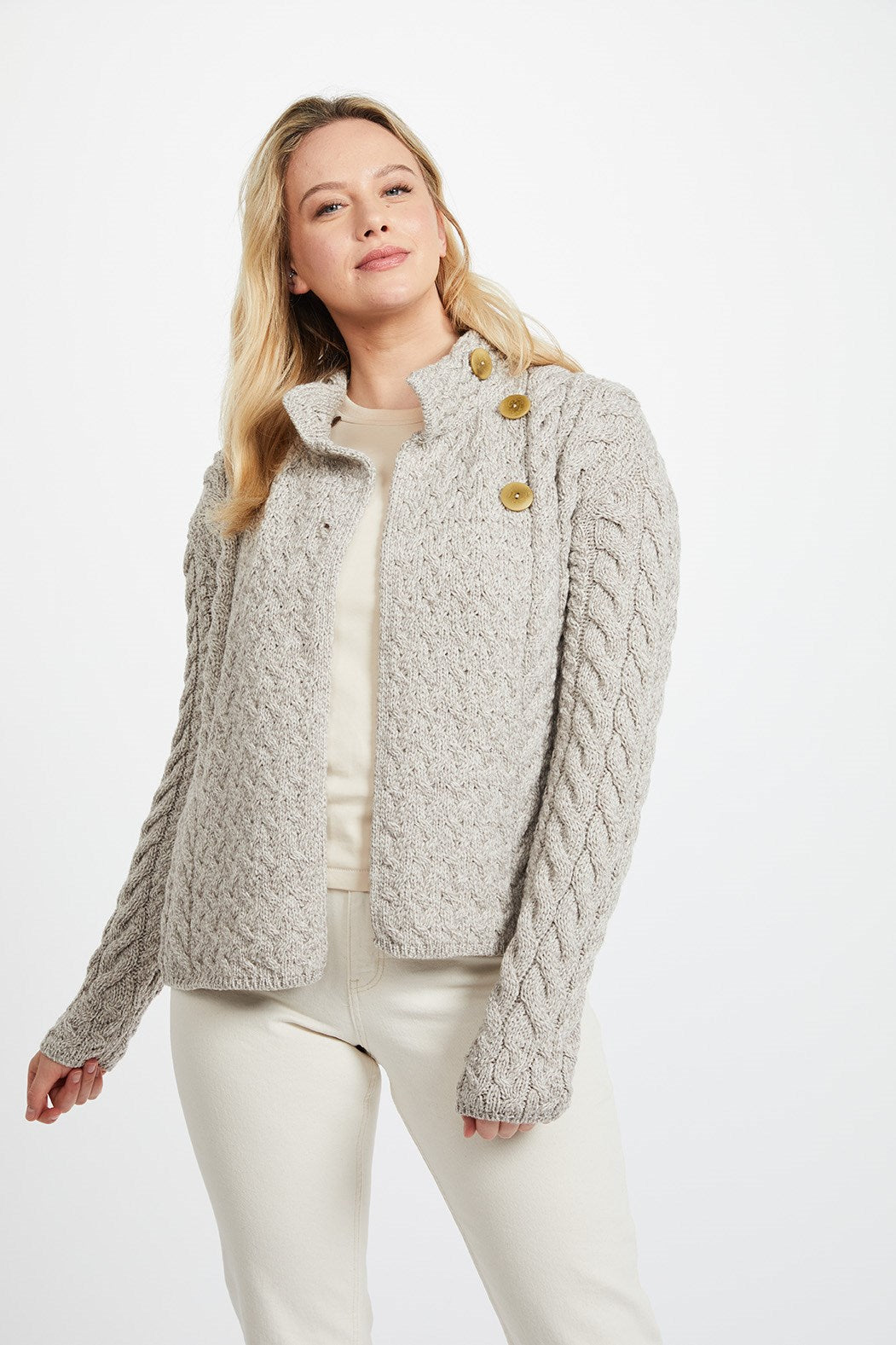 Aran Woollen Mills - B840 | damestrui merinowol met knopen