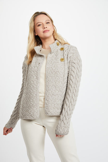 Aran Woollen Mills - B840 | damestrui merinowol met knopen Oatmeal 371