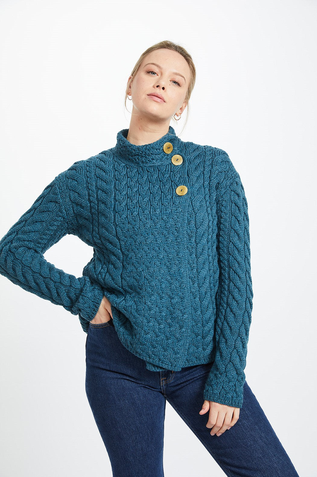 Aran Woollen Mills - B840 | damestrui merinowol met knopen