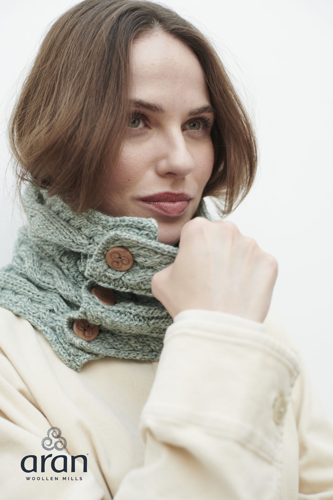 Aran Woollen Mills - B948 | merinowol col met knopen Sea green