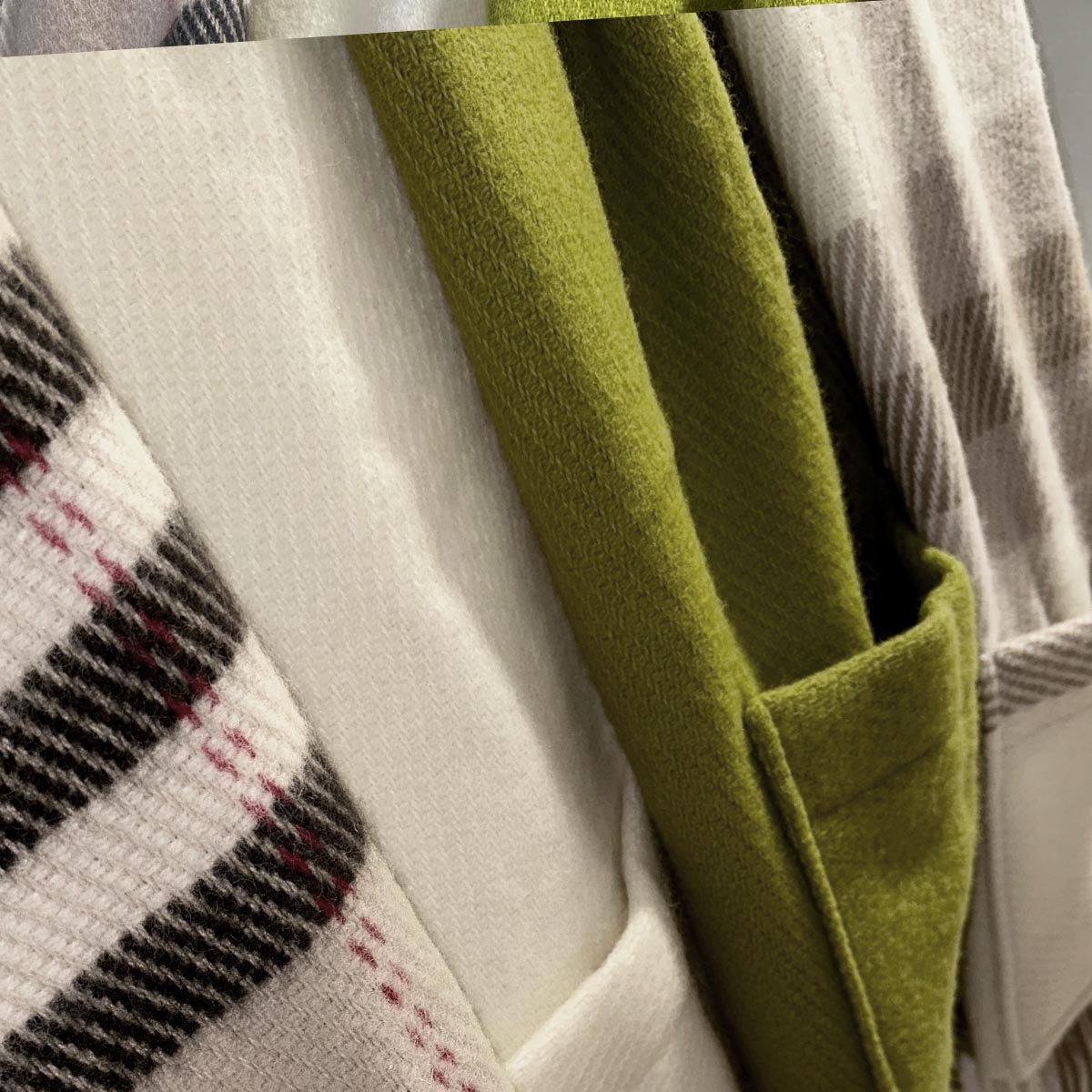 Belpo - Scarf pockets | grote wollen sjaal met zakken