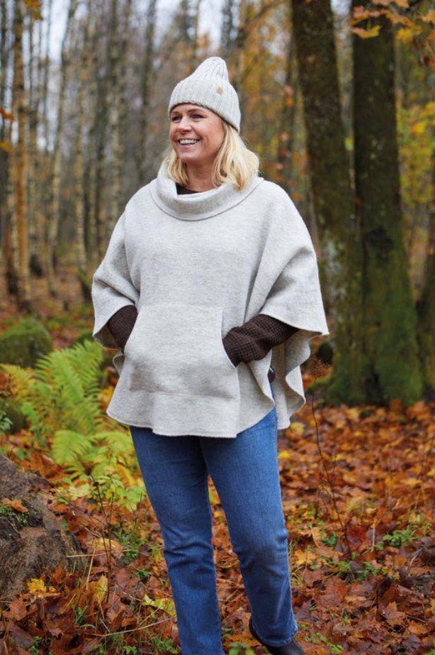 Ivanhoe Knitted in Sweden - NLS Humla | poncho van ongeverfde wol
