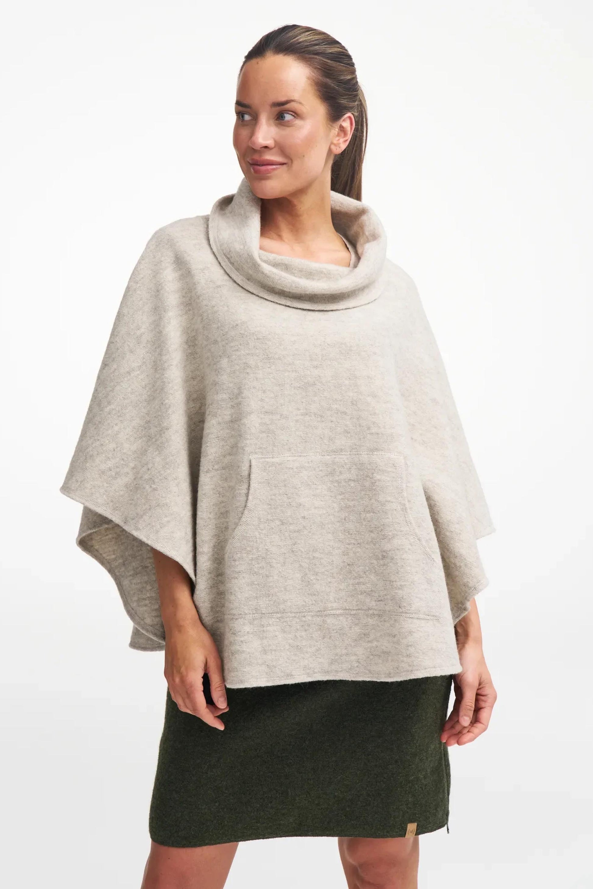 Ivanhoe Knitted in Sweden - NLS Humla | poncho van ongeverfde wol