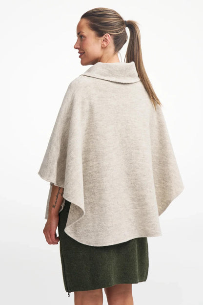Ivanhoe Knitted in Sweden - NLS Humla | poncho van ongeverfde wol