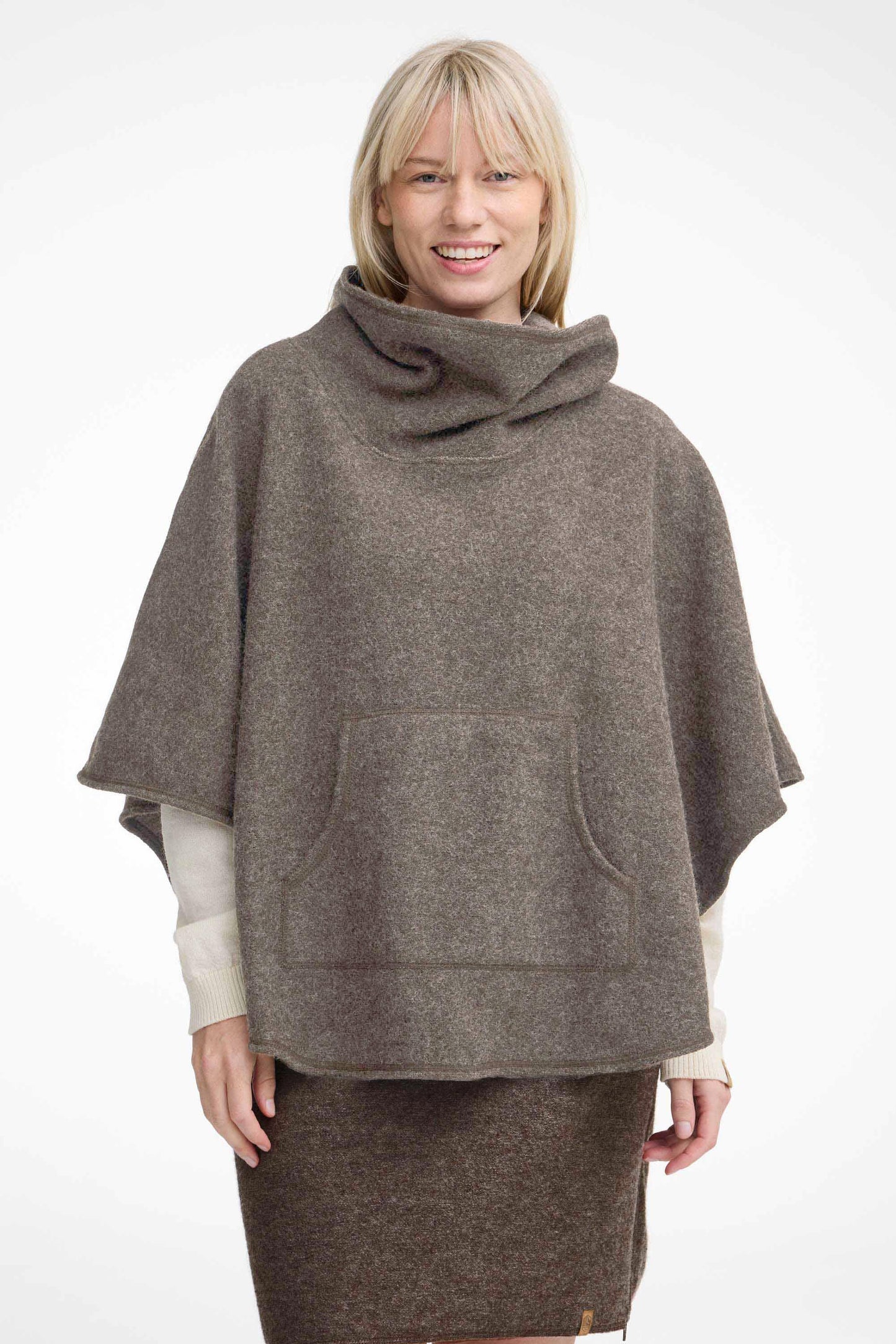 Ivanhoe Knitted in Sweden - NLS Humla | poncho van ongeverfde wol