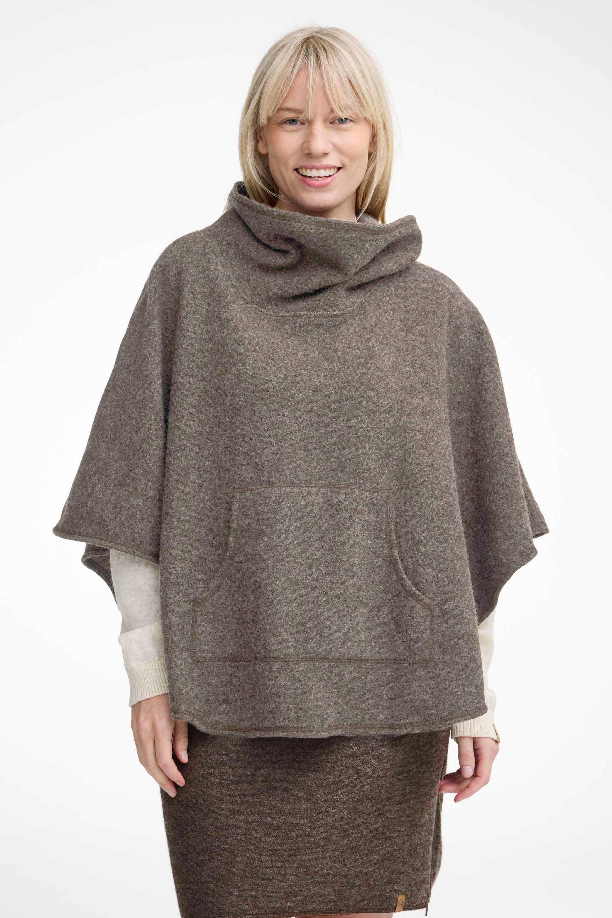 Ivanhoe Knitted in Sweden - NLS Humla | poncho van ongeverfde wol