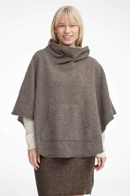 Ivanhoe Knitted in Sweden - NLS Humla | poncho van ongeverfde wol