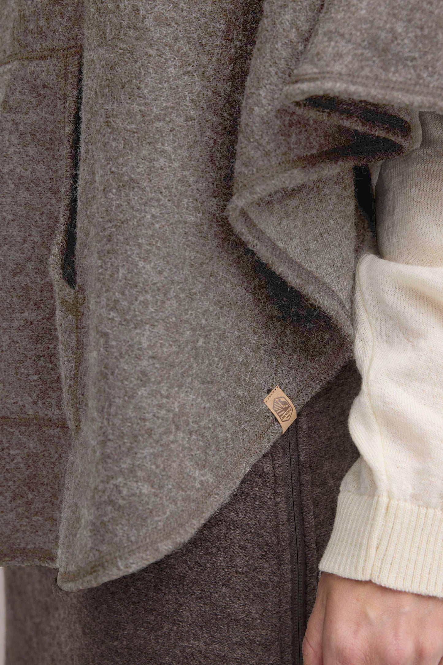 Ivanhoe Knitted in Sweden - NLS Humla | poncho van ongeverfde wol