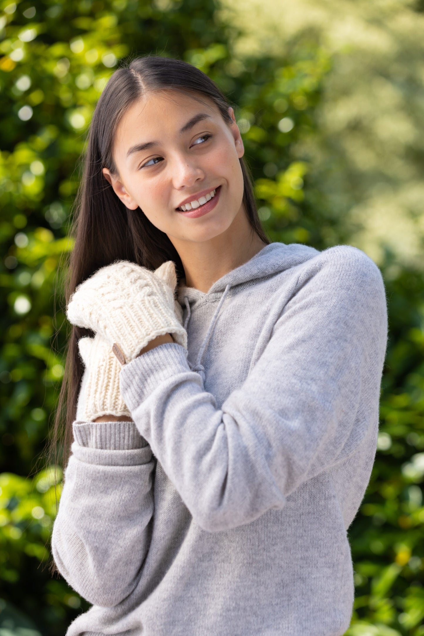 Erin Knitwear - Aran Cable Mittens | wanten van wol