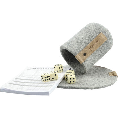 Gevilte wollen Glerups bekerhouder gebruikt als dobbelbeker, met dobbelstenen en scoreblok als speels gebruiksvoorbeeld.