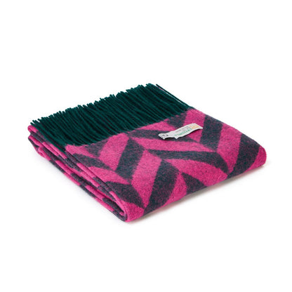 Tweedmill - Wide Chunky Herringbone scarf | sjaal van lamswol Emerald Pink