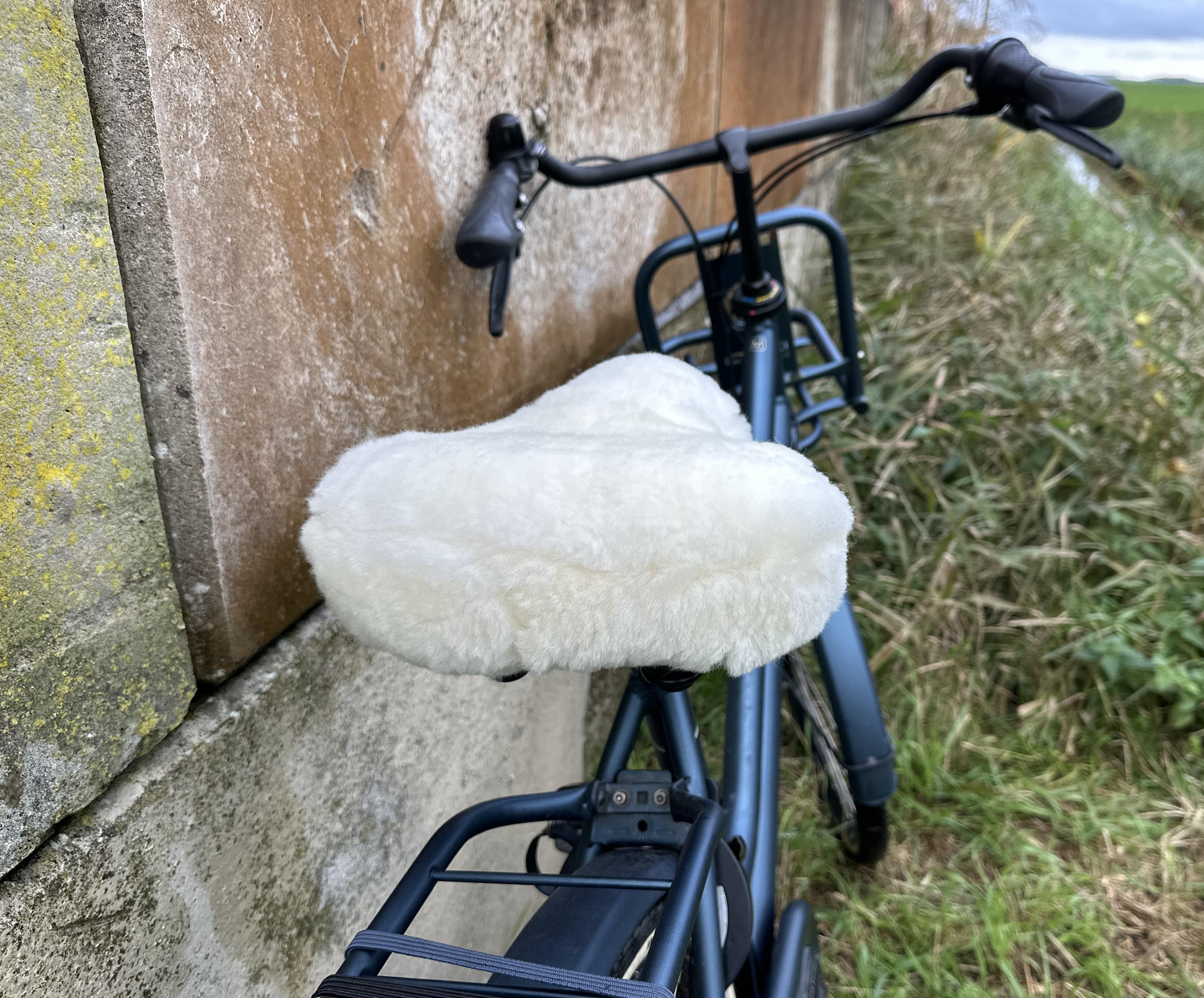 Texelana | schapenvacht zadeldekje voor fiets